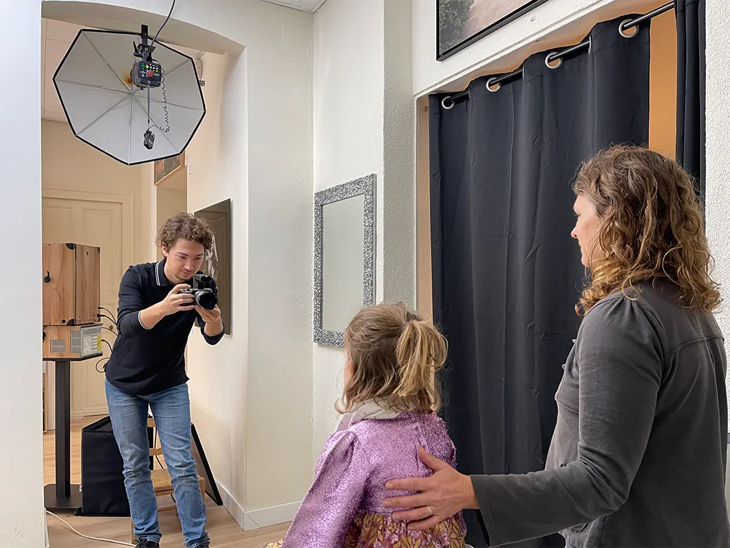 Photo d'identité pour tous documents aux normes pour bébés et jeunes enfants à Orthez, le Béarn et les Landes - Service plus confortable que dans des cabines, avec une garantie de qualité et de résultat en plus - Studio Sébastien Arnouts