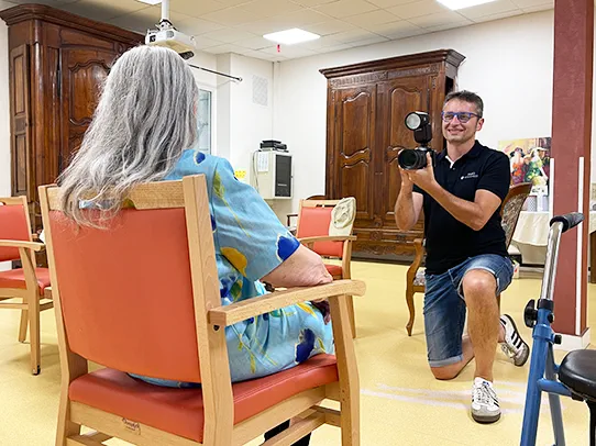 Photo d'identité à domicile ou en établissements pour personnes âgées ou autres lieux extérieurs au studio​ à Orthez, le Béarn et les Landes - Studio Sébastien Arnouts