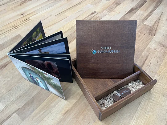 Photographe de mariage Béarn, Landes et Pays-Basque - Coffret en bois avec un livre 13x18cm et une clé USB avec toutes les photos HD du mariage - Studio Sébastien Arnouts à Orthez